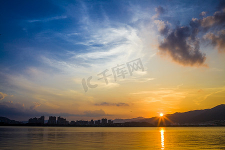 太阳光射效果摄影照片_日落西山湖畔摄影图