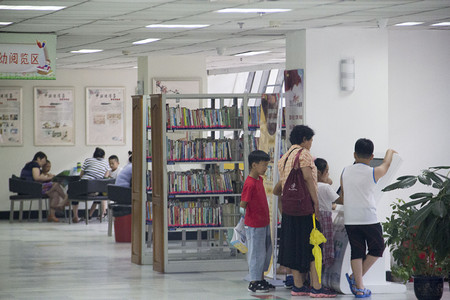 学习摄影照片_图书馆少儿阅览室