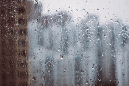 下雨天玻璃窗雨珠摄影图