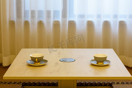 榻榻米桌子咖啡杯摄影图