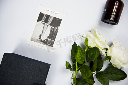 白色玫瑰花与贺卡摄影图