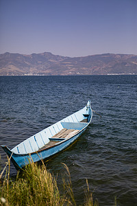 水墨中国风小船摄影照片_水边湖泊海边小船自然风景摄影图