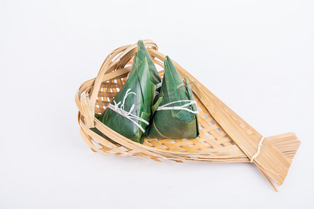 竹篮上的粽子摄影图