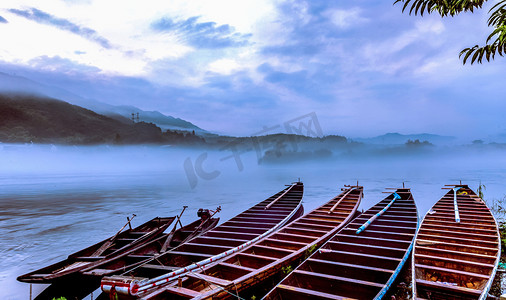 龙舟载粽子摄影照片_雨雾天气河道龙舟摄影图
