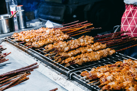 美食地摊经济摄影照片_夜市烤肉串摄影图