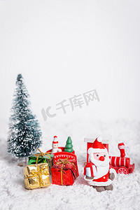 圣诞老人在雪地里发放圣诞礼品摄影图