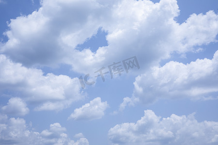 蓝色天空白云摄影图