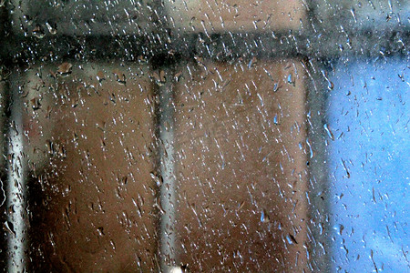 台风风圈摄影照片_下雨天窗外飘满水的玻璃