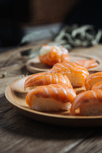 日本三文鱼寿司摄影图