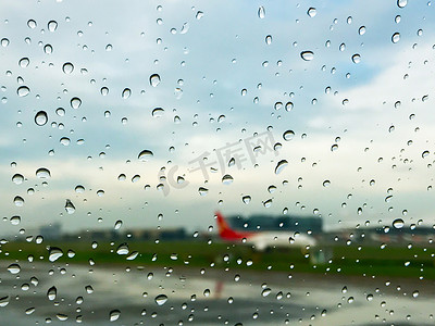 窗户上清晰雨滴摄影图