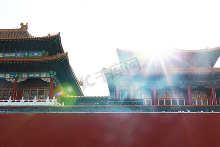 红墙绿瓦摄影照片_阳光下的故宫摄影图