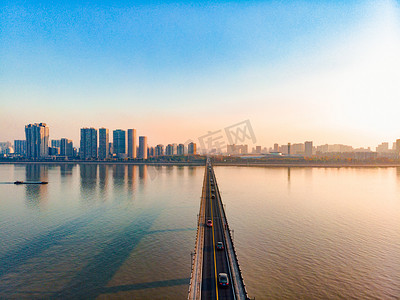 航拍夕阳下钱塘江大桥摄影图