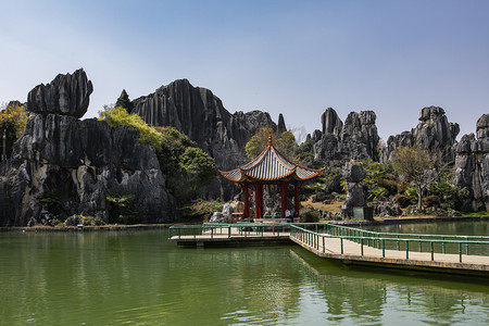 湖泊城市摄影照片_云南石林风景名胜区摄影图