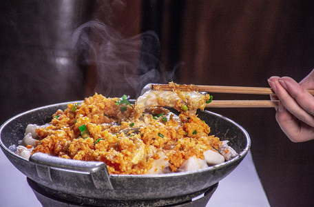铁锅菜肴美食鱼肉摄影图