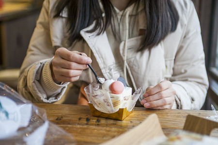 用勺子舀马卡龙冰淇淋摄影图