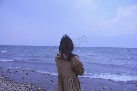 海边少女背影摄影图
