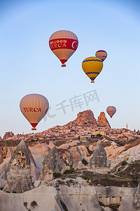 土耳其热气球摄影照片_天空里热气球摄影图