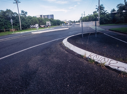 澳洲马路上环岛摄影图