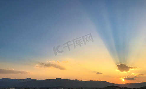 椰树太阳伞摄影照片_傍晚太阳下山风景摄影图