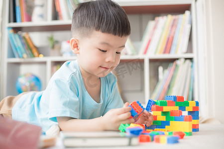 小孩摄影照片_小男孩玩积木人物