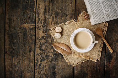 可爱奶茶杯摄影照片_奶茶英文报纸摄影图