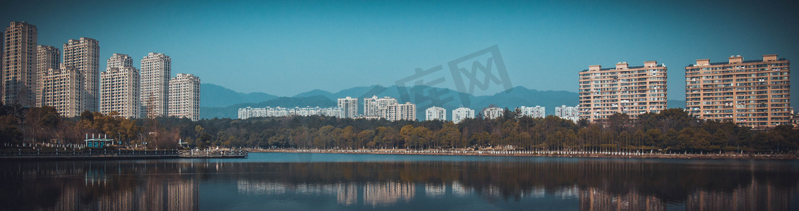 城市倒影摄影照片_横幅全景都市高楼摄影图