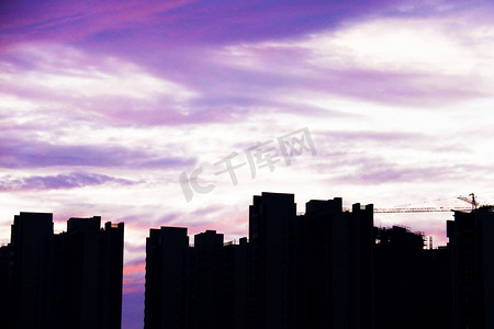 高楼剪影摄影照片_晚霞中的城市剪影摄影图