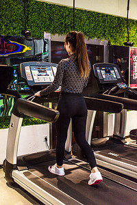 健身跑步机女孩摄影图