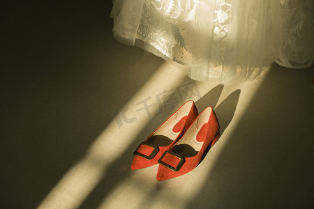 婚礼红摄影照片_阳光红鞋子摄影图