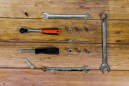 五一劳动节工具摆拍木制桌面摄影图