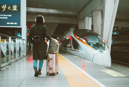 行李箱文案摄影照片_走向火车的女孩