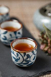 青花瓷瓶摄影照片_红茶摄影图