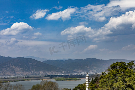 晴天摄影照片_蓝天白云山峰风景城镇风光