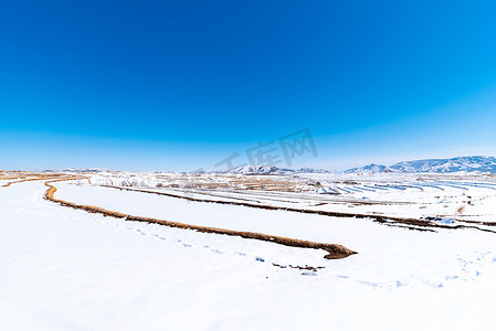 小雪印章摄影照片_自然风光雪地蓝天视觉引导线摄影图