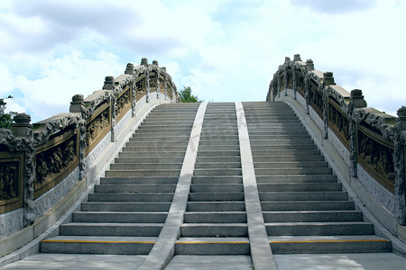 拱形阶梯桥上摄影图