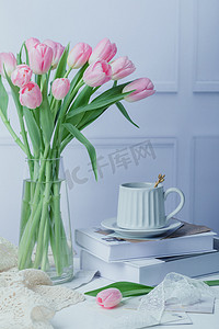实物鲜花花束摄影照片_郁金香书咖啡杯摄影图