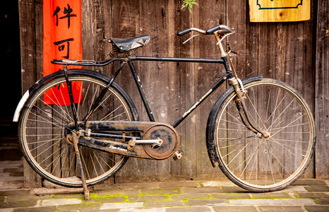 骑自行车打羽毛球摄影照片_自行车摄影图