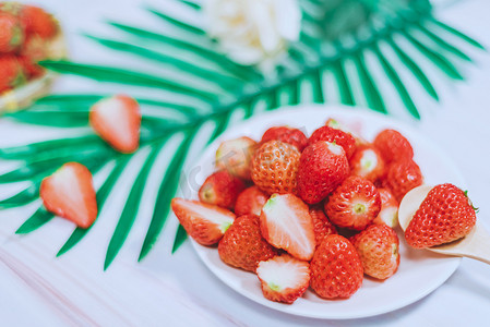 可口草莓摄影照片_草莓勺子草莓摄影图