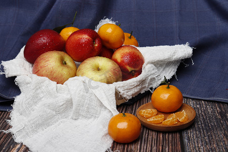 橘子苹果桃水果果篮摄影图