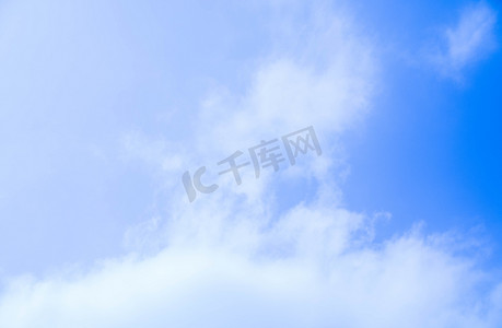 蓝色天空白云自然风景摄影图