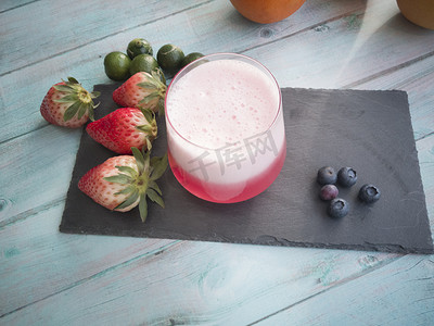 夏日草莓奶盖红色饮料饮品摄影图