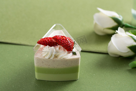 奶油抹摄影照片_摄影图抹茶草莓小三角蛋糕 