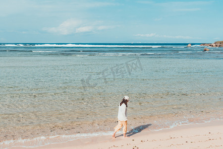 夏日沙滩美女摄影照片_巴厘岛努沙杜瓦海滩