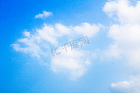 蓝天白云背景摄影照片_蓝天白云背景风景风光摄影图
