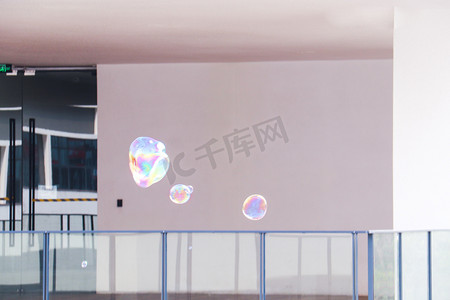干冰泡泡摄影照片_深圳大学白色建筑漂浮彩色泡泡特写摄影图