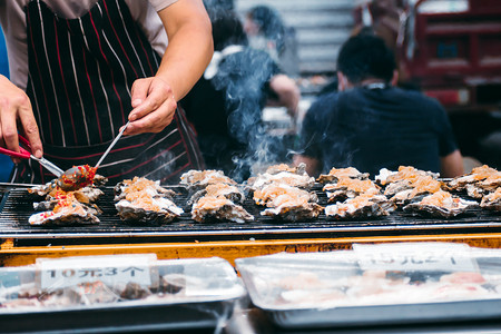 农贸肉摊位摄影照片_烤扇贝粉丝摄影图