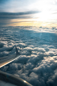 飞机高空摄影照片_飞机上俯瞰云端阳光摄影图