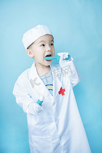 儿童的刷牙摄影照片_示范刷牙的小医生