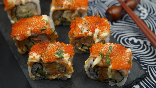 日式烧烤海报摄影照片_日式料理寿司卷鱼子酱三文鱼摄影图