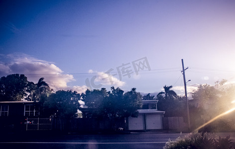 天空蓝色清新摄影照片_清晨树木房屋与天空摄影图